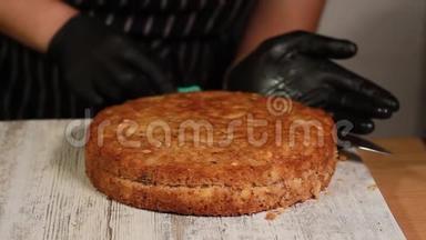 从烤箱里取出现成的海绵蛋糕，切成蛋糕层，用来做坚果香蕉蛋糕